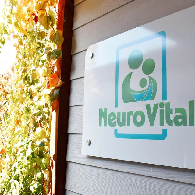 Letrero de NeuroVital en la fachada del centro